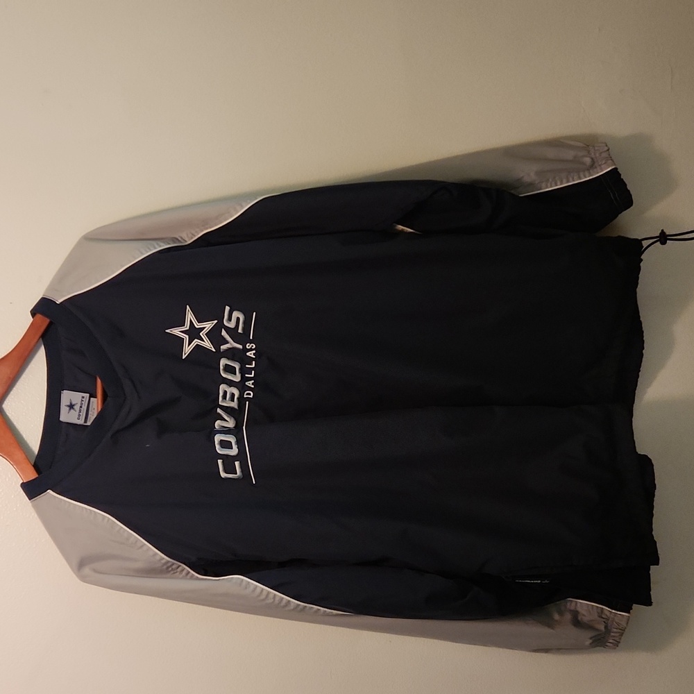 Dallas Cowboys, long sleeve pullover. Medium size